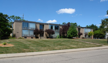 East Knolls Apartments in East Lansing, MI - Foto de edificio - Building Photo