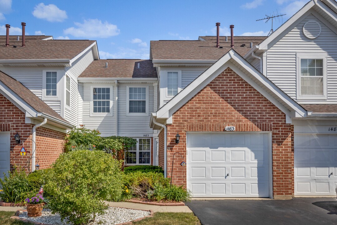 1483 Ashbury Ln W in Roselle, IL - Building Photo