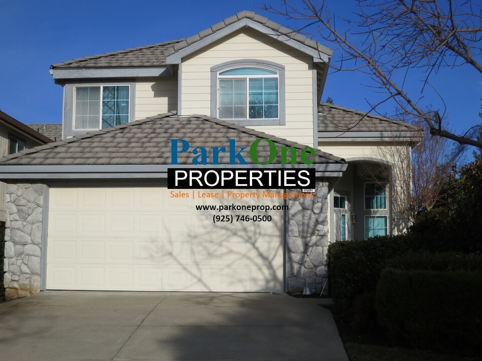 1032 Feather Cir in Clayton, CA - Foto de edificio