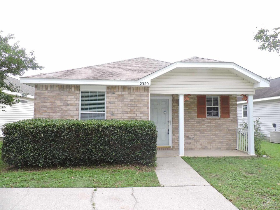2320 Trailwood Dr in Cantonment, FL - Building Photo