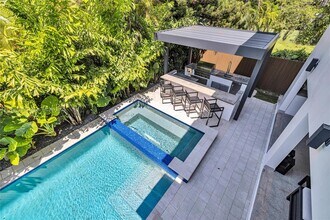 1351 S Venetian Way in Miami Beach, FL - Building Photo - Building Photo