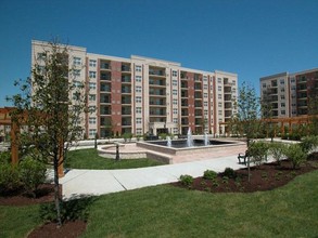 The Easton Downers Grove in Downers Grove, IL - Foto de edificio - Building Photo