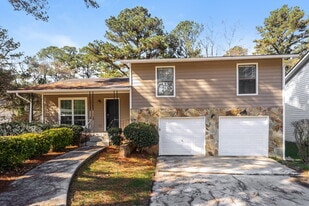 2465 Fairway Cir SW in Atlanta, GA - Building Photo