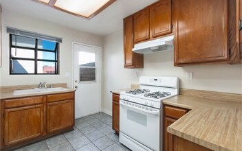 2260 E Ave Q4 in Palmdale, CA - Foto de edificio - Building Photo