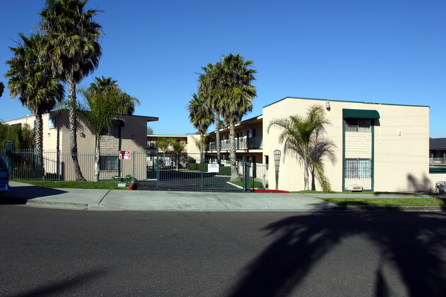 Oceanside Shores Apartments in Oceanside, CA - Building Photo - Building Photo