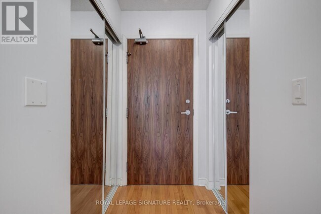 1 Elm Dr W in Mississauga, ON - Building Photo - Building Photo