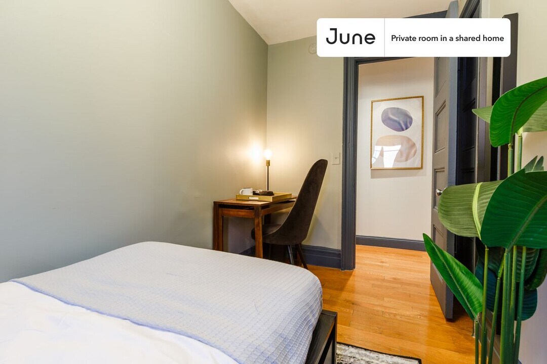 Private bedroom in 4 bed/1 bath Home in New York, NY - Building Photo