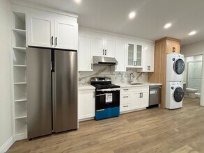 6 Caithness St E in Hamilton, ON - Building Photo - Building Photo