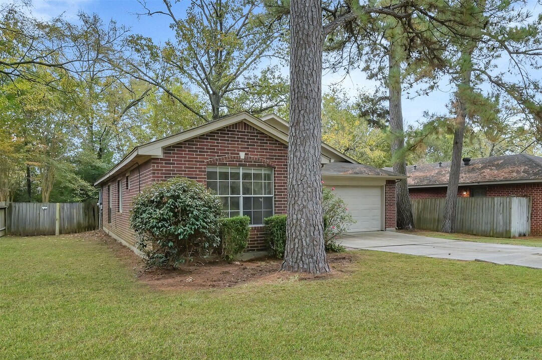 318 Paradise Ln in Montgomery, TX - Building Photo