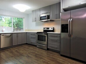 17108 NE 45th St in Redmond, WA - Building Photo - Building Photo