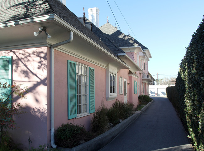 491 S Oakland Ave in Pasadena, CA - Foto de edificio - Building Photo