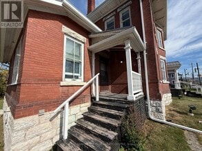 415 Davis Dr in Newmarket, ON - Building Photo - Building Photo