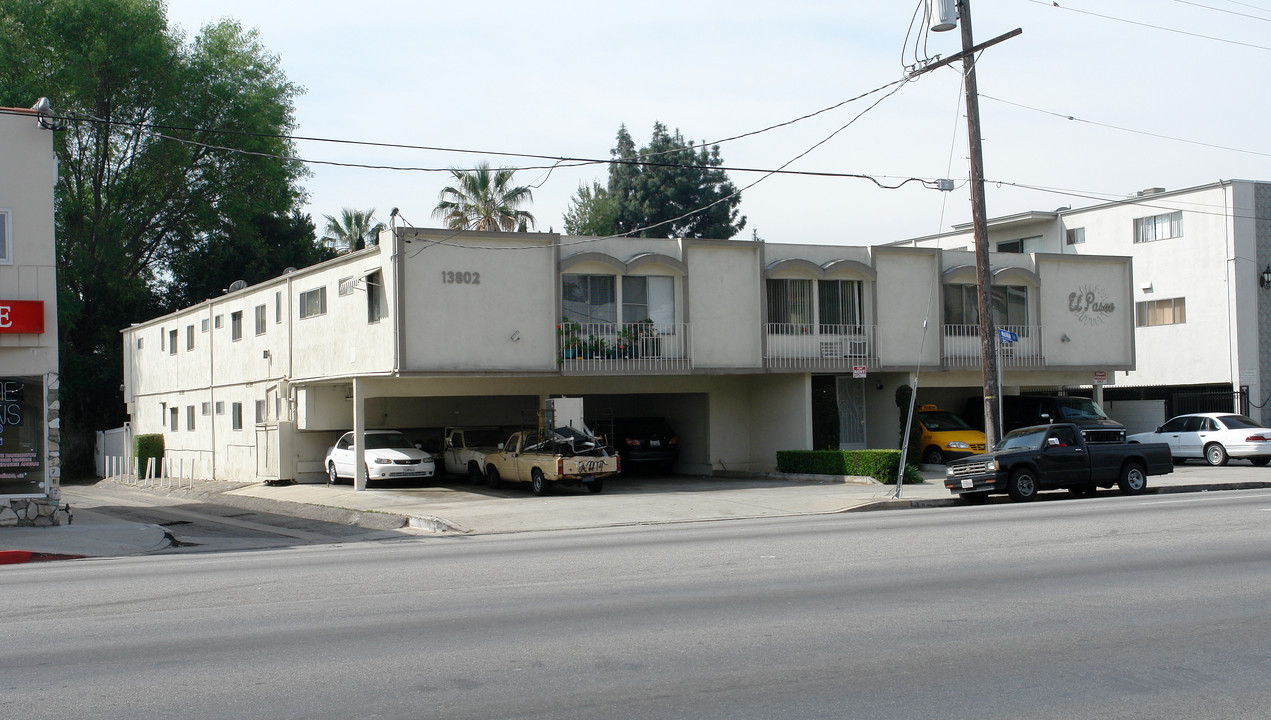 El Paseo Apartments in Van Nuys, CA - Building Photo