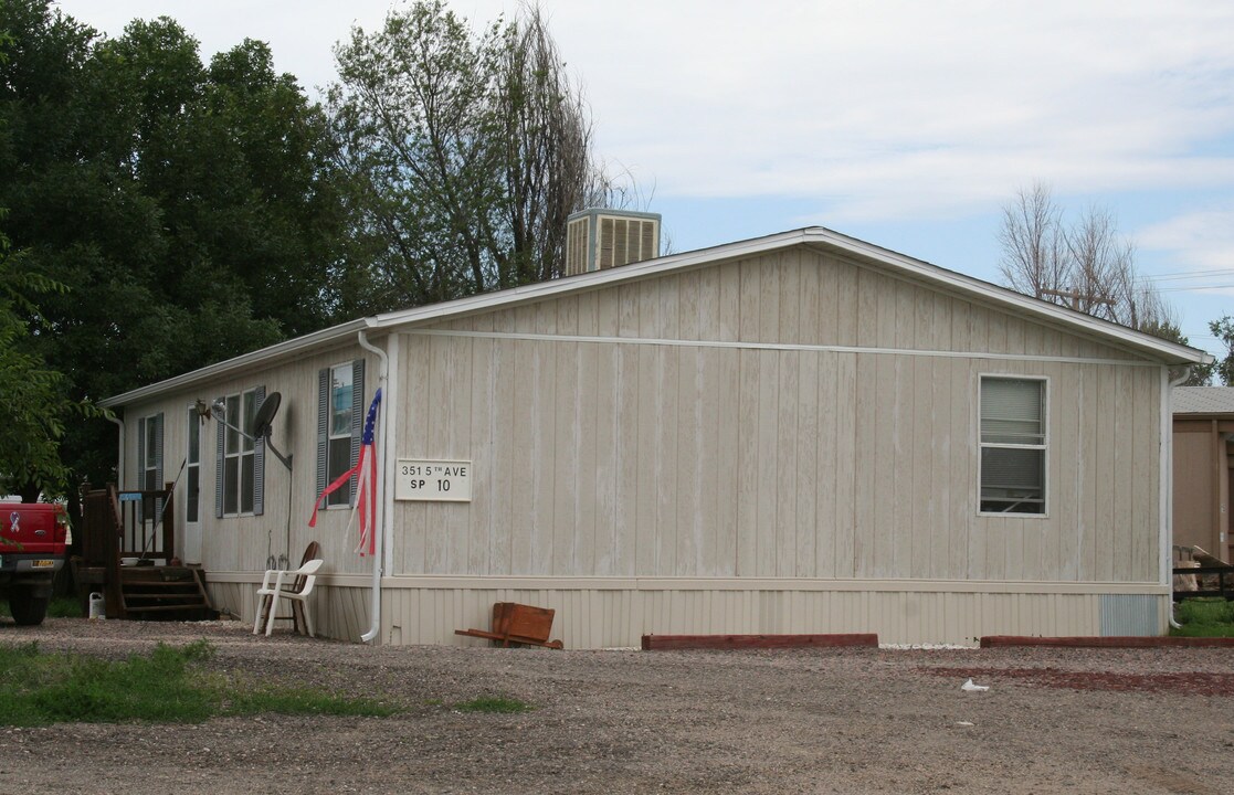 351 5th Ave in Deer Trail, CO - Foto de edificio