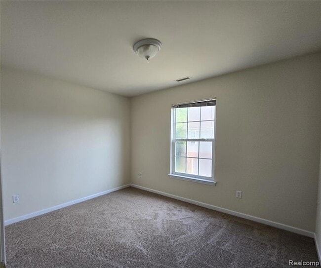 27601 Hidden Oaks Dr in Brownstown Township, MI - Foto de edificio - Building Photo