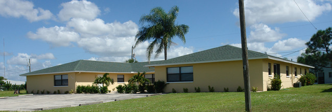 129 SE 23rd Pl in Cape Coral, FL - Foto de edificio - Building Photo