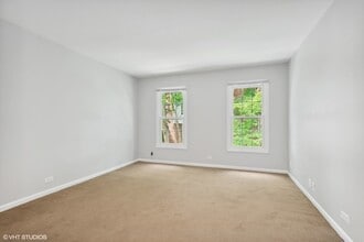 520 Shorely Dr, Unit 201 in Barrington, IL - Building Photo - Building Photo