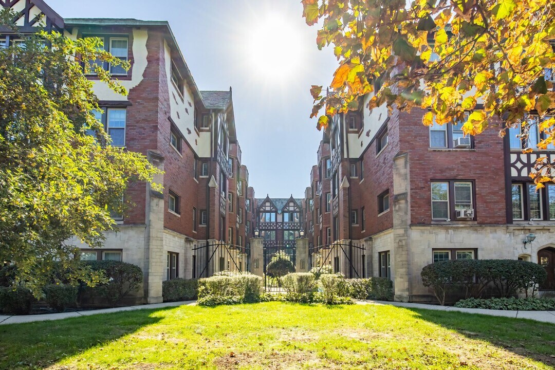 1651 W Touhy Ave in Chicago, IL - Building Photo