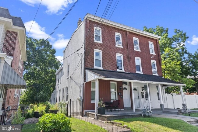 832 Stanbridge St in Norristown, PA - Building Photo - Building Photo