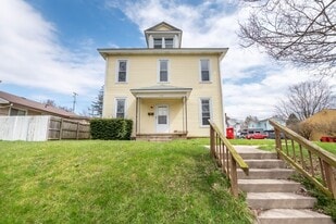 138 N Madison Rd in London, OH - Building Photo