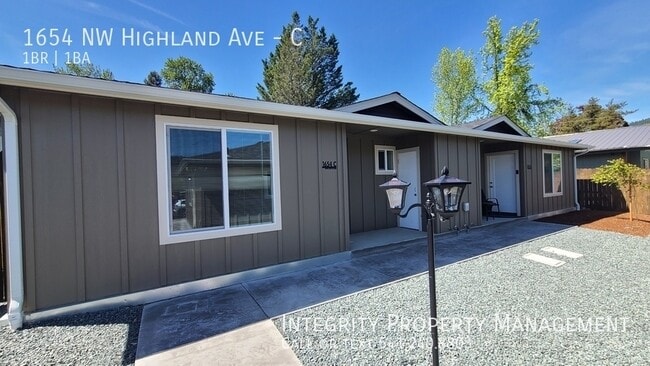 1654 NW Highland Ave in Grants Pass, OR - Building Photo - Building Photo