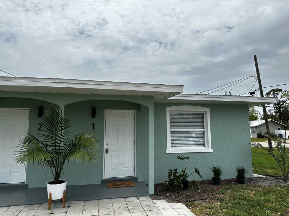 525 Morrison Ave, Unit #1 in Englewood, FL - Building Photo