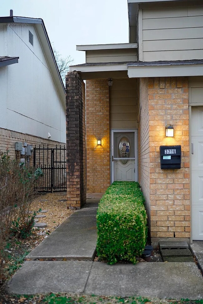 Room in House on Corona Dr in Garland, TX - Building Photo - Building Photo