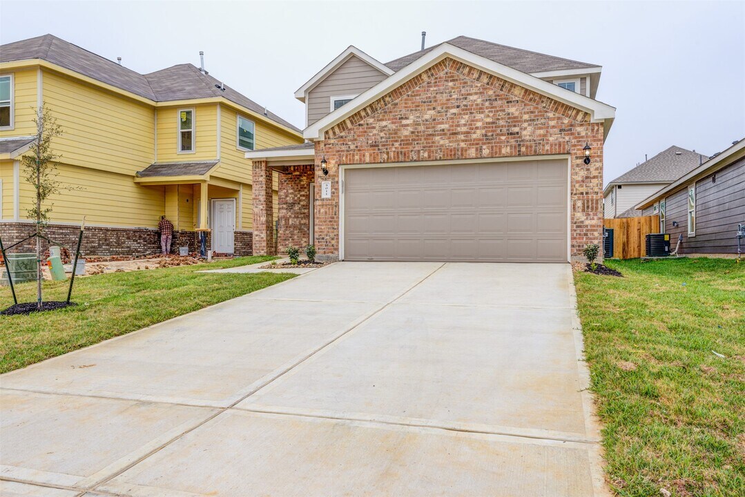 5011 Blue Jacaranda Wy in Spring, TX - Foto de edificio