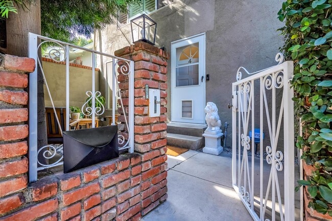 14238 Dickens St in Sherman Oaks, CA - Foto de edificio - Building Photo