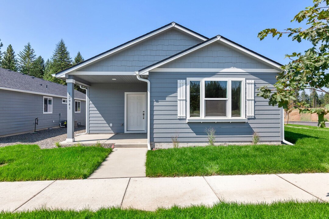 12941 N Genesis Blvd in Hayden, ID - Building Photo