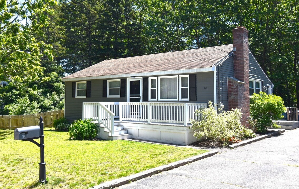 13 Davis Rd in Tewksbury, MA - Building Photo