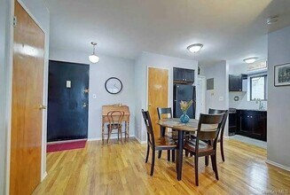 61-41 168th St in Queens, NY - Foto de edificio - Building Photo