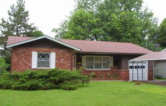 property at 1334 E Cozy St