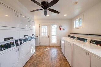 2430 Cromwell Cir in Austin, TX - Building Photo - Building Photo