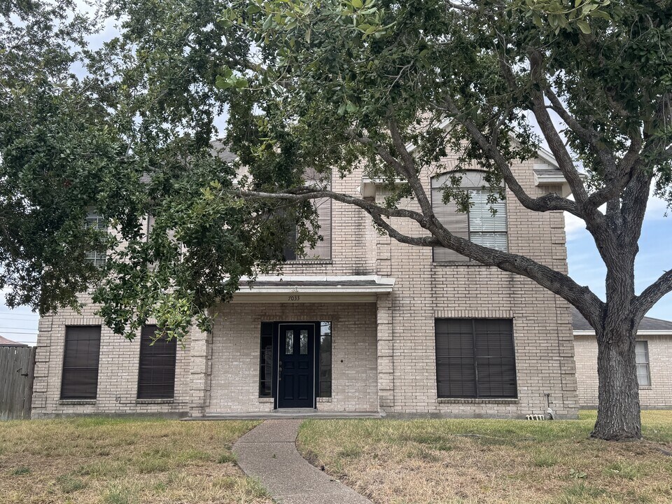 7033 Bevington Dr in Corpus Christi, TX - Building Photo