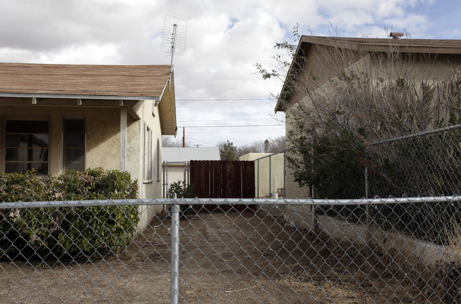 309-311 Wilshire Pl in Barstow, CA - Foto de edificio - Building Photo