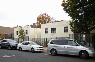 2035 Benedict Ave in Bronx, NY - Foto de edificio - Building Photo