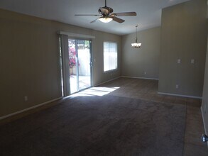 25687 Serena Dr in Santa Clarita, CA - Building Photo - Building Photo
