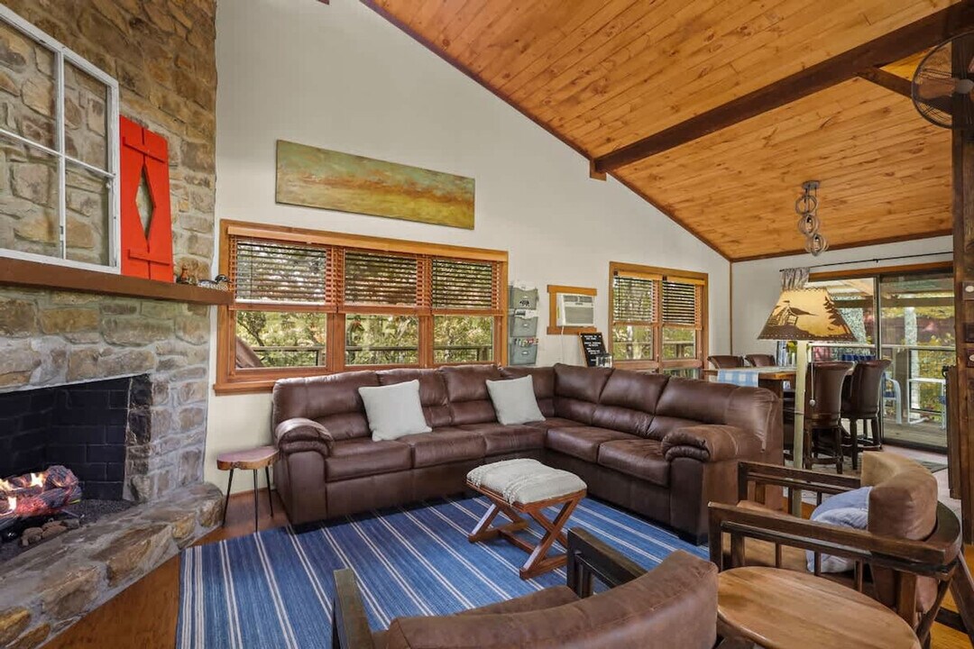 497 St Andrews Rd in Beech Mountain, NC - Building Photo