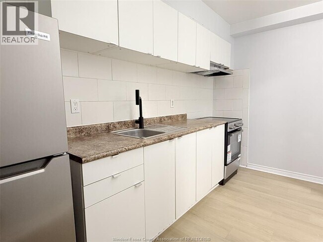 1989 Wyandotte St W in Windsor, ON - Foto de edificio - Building Photo