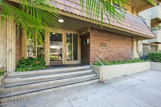 1011 N Palm Ave in West Hollywood, CA - Foto de edificio - Building Photo