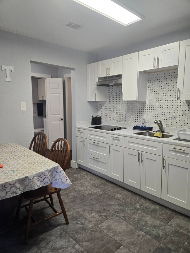 property at 1305 N Main St