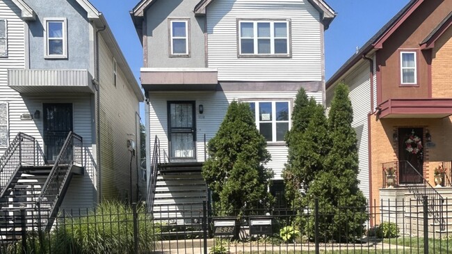 property at 6538 S Kenwood Ave