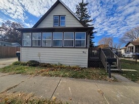 911 S Mason St in Bloomington, IL - Building Photo