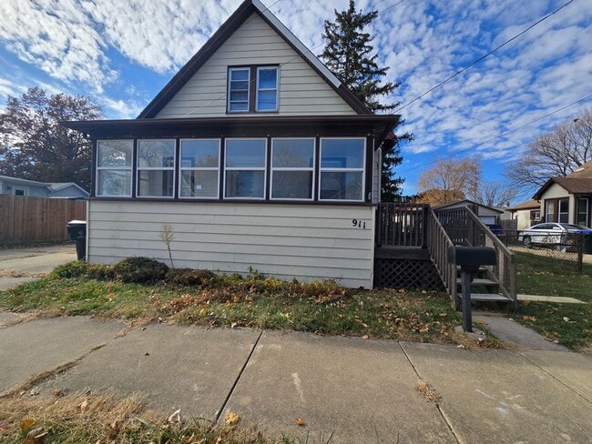 property at 911 S Mason St