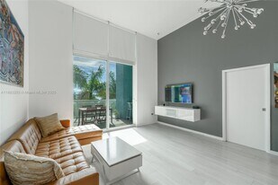 1900 N Bayshore Dr in Miami, FL - Building Photo