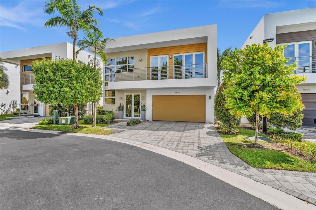 9870 NW 74th Terrace in Doral, FL - Building Photo