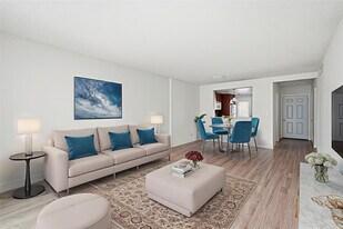 320 NE 12th Ave in Hallandale Beach, FL - Building Photo