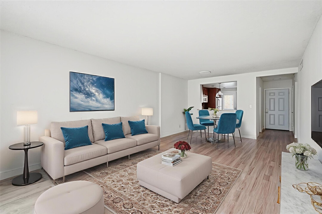 320 NE 12th Ave in Hallandale Beach, FL - Building Photo