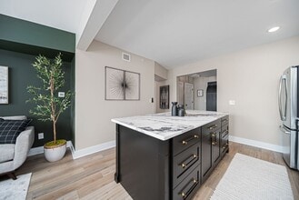 999 N High St in Columbus, OH - Foto de edificio - Building Photo